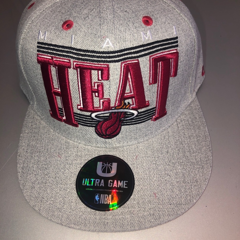 $39.99 NBA MIAMI HEAT Hat ULTRA GAME  Snapback Gray/Red NWT